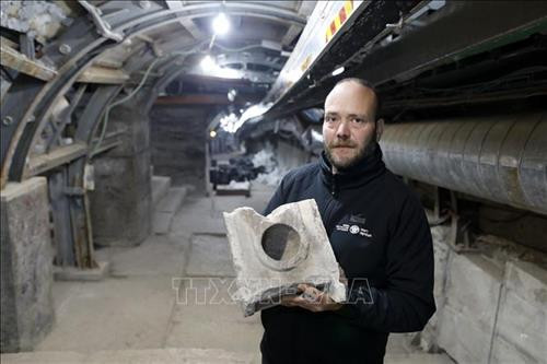 Bàn cân cổ có niên đại khoảng 2.000 năm tuổi được phát hiện tại Jerusalem ngày 6/1/2020. Ảnh: AFP/TTXVN Bàn cân cổ có niên đại khoảng 2.000 năm tuổi được phát hiện tại Jerusalem ngày 6/1/2020. Ảnh: AFP/TTXVN