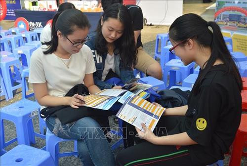 Học sinh trao đổi những thông tin về tuyển sinh đại học, cao đẳng. Ảnh: Đinh Văn Nhiều-TTXVN Học sinh trao đổi những thông tin về tuyển sinh đại học, cao đẳng. Ảnh: Đinh Văn Nhiều-TTXVN