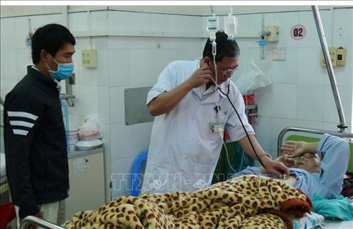 Bác sĩ Khoa Nội - Tim mạch lão học thăm khám cho bệnh nhân viêm phổi. Ảnh: Phan Sáu - TTXVN Bác sĩ Khoa Nội - Tim mạch lão học thăm khám cho bệnh nhân viêm phổi. Ảnh: Phan Sáu - TTXVN