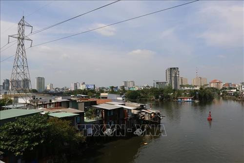 Nhiều hộ gia đình vẫn còn sinh sống trên và ven rạch Ông Lớn (quận 8). Ảnh: Thanh Vũ - TTXVN Nhiều hộ gia đình vẫn còn sinh sống trên và ven rạch Ông Lớn (quận 8). Ảnh: Thanh Vũ - TTXVN