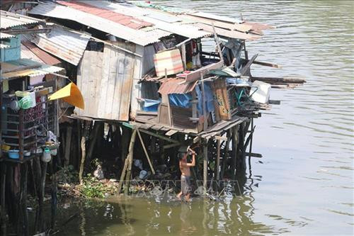 Nhiều hộ gia đình vẫn còn sinh sống trên và ven rạch Ông Lớn (quận 8). Ảnh: Thanh Vũ - TTXVN Nhiều hộ gia đình vẫn còn sinh sống trên và ven rạch Ông Lớn (quận 8). Ảnh: Thanh Vũ - TTXVN