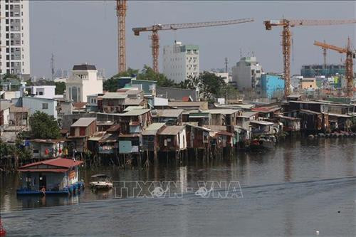 Nhiều hộ gia đình vẫn còn sinh sống trên và ven kênh Tẻ (quận 8). Ảnh: Thanh Vũ - TTXVN Nhiều hộ gia đình vẫn còn sinh sống trên và ven kênh Tẻ (quận 8). Ảnh: Thanh Vũ - TTXVN