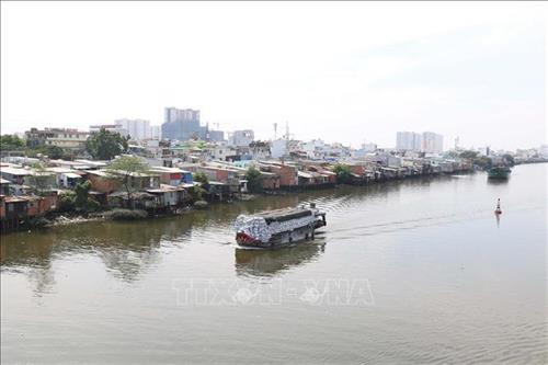 Nhiều hộ gia đình vẫn còn sinh sống trên và ven kênh Đôi (quận 8). Ảnh: Thanh Vũ - TTXVN Nhiều hộ gia đình vẫn còn sinh sống trên và ven kênh Đôi (quận 8). Ảnh: Thanh Vũ - TTXVN