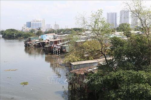 Nhiều hộ gia đình vẫn còn sinh sống trên và ven kênh Tẻ (quận 8). Ảnh: Thanh Vũ - TTXVN Nhiều hộ gia đình vẫn còn sinh sống trên và ven kênh Tẻ (quận 8). Ảnh: Thanh Vũ - TTXVN