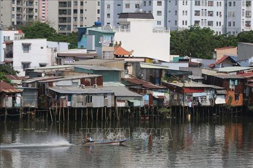 Nhiều hộ gia đình vẫn còn sinh sống trên và ven kênh Tẻ (quận 8). Ảnh: Thanh Vũ - TTXVN Nhiều hộ gia đình vẫn còn sinh sống trên và ven kênh Tẻ (quận 8). Ảnh: Thanh Vũ - TTXVN
