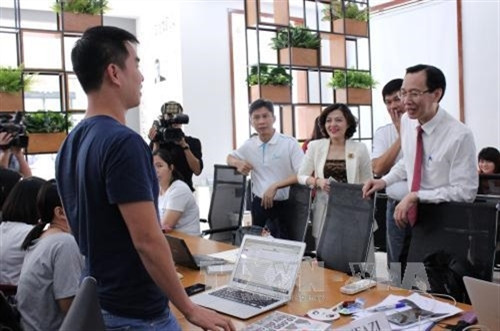 Phó Chủ tịch Thường trực UBND Thành phố Hồ Chí Minh Lê Thanh Liêm trao đổi với giới khởi nghiệp. Ảnh: Tiến Lực - TTXVN Phó Chủ tịch Thường trực UBND Thành phố Hồ Chí Minh Lê Thanh Liêm trao đổi với giới khởi nghiệp. Ảnh: Tiến Lực - TTXVN