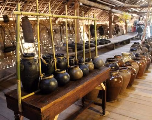 Ché thiêng của người Ê Đê luôn đặt ở vị trí trung tâm của nhà dài – phía gian khách Ché thiêng của người Ê Đê luôn đặt ở vị trí trung tâm của nhà dài – phía gian khách