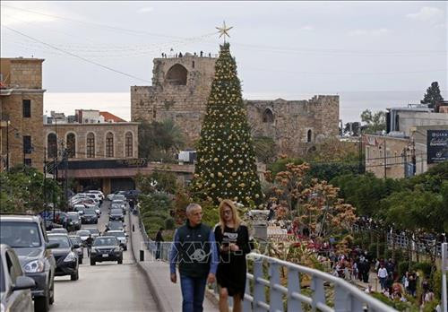 Cây thông Noel khổng lồ tại Byblos, phía bắc Beirut, Liban Ảnh: THX/ TTXVN Cây thông Noel khổng lồ tại Byblos, phía bắc Beirut, Liban Ảnh: THX/ TTXVN