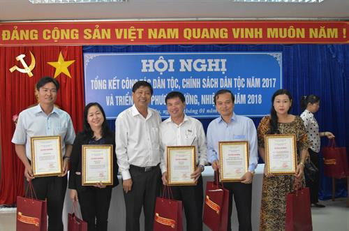 Phó Chủ tịch UBND Bạc Liêu tặng bằng khen cho các tập thể, cá nhân có thành tích xuất sắc. Ảnh: Nhật Bình - TTXVN Phó Chủ tịch UBND Bạc Liêu tặng bằng khen cho các tập thể, cá nhân có thành tích xuất sắc. Ảnh: Nhật Bình - TTXVN