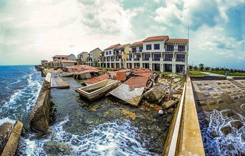 Khu resort Fusion Alya có 50 biệt thự, mỗi biệt thự có giá thấp nhất 2,5 tỷ đồng. Tính ra, từ khi khởi đầu đến nay, chủ đầu tư khu resort này đã bỏ ra vài trăm tỷ đồng cho việc xây dựng hạ tầng, nhưng vì bị biển xâm thực dữ dội, gây sạt lở nghiêm trọng nên đành phải ngừng thi công bỏ hoang ngay trên con đường Âu Cơ chạy dọc ven biển Cửa Đại. Khu resort Fusion Alya có 50 biệt thự, mỗi biệt thự có giá thấp nhất 2,5 tỷ đồng. Tính ra, từ khi khởi đầu đến nay, chủ đầu tư khu resort này đã bỏ ra vài trăm tỷ đồng cho việc xây dựng hạ tầng, nhưng vì bị biển xâm thực dữ dội, gây sạt lở nghiêm trọng nên đành phải ngừng thi công bỏ hoang ngay trên con đường Âu Cơ chạy dọc ven biển Cửa Đại.