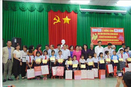 Phó Chủ tịch nước Đặng Thị Ngọc Thịnh tặng quà tết cho các em học sinh nghèo. Ảnh: Bùi Giang - TTXVN