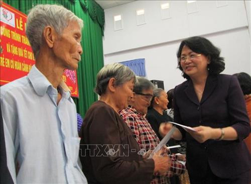 Phó Chủ tịch nước Đặng Thị Ngọc Thịnh tặng quà tết cho các em học sinh nghèo. Ảnh: Bùi Giang - TTXVN
