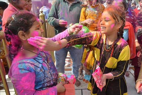 Người dân tham gia lễ hội Holi tại Ahmedabad , Ấn Độ ngày 20/3/2019. Ảnh: AFP/ TTXVN Trẻ em ném bột màu trong lễ hội Holi tại đền Kalupur Swaminarayan ở Ahmedabad, Ấn Độ, ngày 20/3/2019. Ảnh: AFP/ TTXVN Người dân ném bột màu trong lễ hội Holi tại đền Kalupur Swaminarayan ở Ahmedabad, Ấn Độ, ngày 20/3/2019. Ảnh: AFP/ TTXVN Trẻ em ném bột màu trong lễ hội Holi ở Jammu, thủ phủ mùa đông của khu vực Kashmir do Ấn Độ kiểm soát, ngày 20/3/2019. Ảnh: THX/ TTXVN Trẻ em tham gia lễ hội Holi ở Jammu, thủ phủ mùa đông của khu vực Kashmir do Ấn Độ kiểm soát, ngày 20/3/2019. Ảnh: THX/ TTXVN Người dân tham gia lễ hội Holi tại Ahmedabad , Ấn Độ ngày 20/3/2019. Ảnh: AFP/ TTXVN Trẻ em ném bột màu trong lễ hội Holi tại đền Kalupur Swaminarayan ở Ahmedabad, Ấn Độ, ngày 20/3/2019. Ảnh: AFP/ TTXVN Người dân ném bột màu trong lễ hội Holi tại đền Kalupur Swaminarayan ở Ahmedabad, Ấn Độ, ngày 20/3/2019. Ảnh: AFP/ TTXVN Trẻ em ném bột màu trong lễ hội Holi ở Jammu, thủ phủ mùa đông của khu vực Kashmir do Ấn Độ kiểm soát, ngày 20/3/2019. Ảnh: THX/ TTXVN Trẻ em tham gia lễ hội Holi ở Jammu, thủ phủ mùa đông của khu vực Kashmir do Ấn Độ kiểm soát, ngày 20/3/2019. Ảnh: THX/ TTXVN
