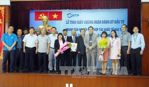 Ban Quản lý Khu Công nghệ cao trao giấy chứng nhận cho chủ đầu tư. Ảnh: Mạnh Linh - TTXVN Ban Quản lý Khu Công nghệ cao trao giấy chứng nhận cho chủ đầu tư. Ảnh: Mạnh Linh - TTXVN