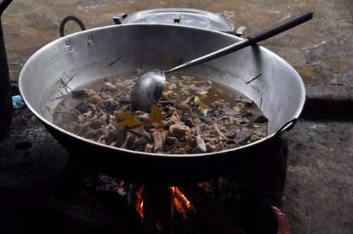 Thắng cố - linh hồn của những phiên chợ vùng cao.