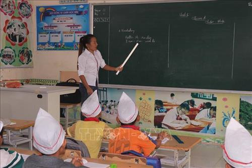 Giờ học Tiếng Anh của học sinh trường Tiểu học Huồi Tụ 2. Ảnh: Bích Huệ - TTXVN Giờ học Tiếng Anh của học sinh trường Tiểu học Huồi Tụ 2. Ảnh: Bích Huệ - TTXVN