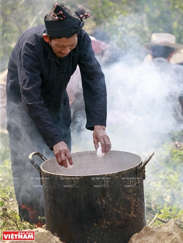Cận cảnh mâm lễ vật cúng bản của người Cống. Mâm lễ vật này được chuẩn bị ở nhà thày mo. Thày mo làm lễ tại nhà trước khi lên vùng đất linh thiêng để làm lễ cúng bản. Người Cống rời nhà thày mo cùng lễ vật dâng lên hai vị thần nước và thần rừng. Ngoài đồ lễ được thày mo chuẩn bị, họ cũng mang theo gạo, gà và lợn để tế thần linh. Người Cống phát quang khu đất thiêng nơi có nguồn nước dẫn về bản. Trước khi làm lễ, trai bản dựng ngôi nhà nhỏ để đón thần linh về chứng kiến lễ cúng của họ. Thày mo đọc bài khấn đầu tiên trong lễ cúng để mời thần linh về cho dân bản làm lễ. Thày mo giết gà làm vật tế cầu vị thần linh che chở cho bản làng của họ được an lành. C huẩn bị đồ chín để cúng tạ ơn các vị thần. Trai bản giúp thày mo chuẩn bị lễ vật để làm lễ cúng. Thày mo rót rượu mời các vị thần sau khi thực hiện xong bài khấn. Xem bói từ gan là phần rất quan trọng của lễ cúng bản. Qua những đặc điểm của lá ga vừa tế thần, thày mo sẽ nói cho dân bản về kết quả của buổi lễ. Lễ cúng bản của người Cống chỉ dành cho đàn ông. Họ sẽ ăn uống theo cách thức cổ xưa như ông bà tổ tiên của họ ngay tại vùng đất thiêng của bản. Dấu hiệu cấm bản của người Cống. Từ lúc những “chiếc khiêng” này được cắm xuống, bản Nậm Pục sẽ nội bất xuất ngoại bất nhập. Cận cảnh mâm lễ vật cúng bản của người Cống. Mâm lễ vật này được chuẩn bị ở nhà thày mo. Thày mo làm lễ tại nhà trước khi lên vùng đất linh thiêng để làm lễ cúng bản. Người Cống rời nhà thày mo cùng lễ vật dâng lên hai vị thần nước và thần rừng. Ngoài đồ lễ được thày mo chuẩn bị, họ cũng mang theo gạo, gà và lợn để tế thần linh. Người Cống phát quang khu đất thiêng nơi có nguồn nước dẫn về bản. Trước khi làm lễ, trai bản dựng ngôi nhà nhỏ để đón thần linh về chứng kiến lễ cúng của họ. Thày mo đọc bài khấn đầu tiên trong lễ cúng để mời thần linh về cho dân bản làm lễ. Thày mo giết gà làm vật tế cầu vị thần linh che chở cho bản làng của họ được an lành. C huẩn bị đồ chín để cúng tạ ơn các vị thần. Trai bản giúp thày mo chuẩn bị lễ vật để làm lễ cúng. Thày mo rót rượu mời các vị thần sau khi thực hiện xong bài khấn. Xem bói từ gan là phần rất quan trọng của lễ cúng bản. Qua những đặc điểm của lá ga vừa tế thần, thày mo sẽ nói cho dân bản về kết quả của buổi lễ. Lễ cúng bản của người Cống chỉ dành cho đàn ông. Họ sẽ ăn uống theo cách thức cổ xưa như ông bà tổ tiên của họ ngay tại vùng đất thiêng của bản. Dấu hiệu cấm bản của người Cống. Từ lúc những “chiếc khiêng” này được cắm xuống, bản Nậm Pục sẽ nội bất xuất ngoại bất nhập.