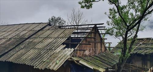 Nhà dân ở thôn Sử Pán, xã Bản Hồ, thị xã Sa Pa bị tốc mái do giông lốc. Ảnh: Hương Thu-TTXVN Nhà dân ở thôn Sử Pán, xã Bản Hồ, thị xã Sa Pa bị tốc mái do giông lốc. Ảnh: Hương Thu-TTXVN