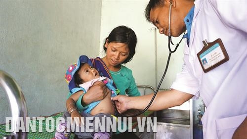 Huyện Đăk Glei thực hiện tốt chính sách hỗ trợ y tế, từ đó nâng cao chất lượng chăm sóc sức khỏe cho đồng bào. Ảnh: An Thành Đạt - TTXVN