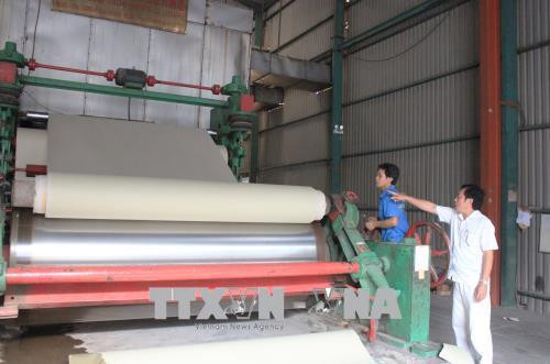 Ông Huỳnh Văn Duyên giới thiệu dây chuyền cuốn giấy của Công ty TNHH Giấy và Bao bì Phú Thịnh. Ảnh: Xuân Khu – TTXVN Ông Huỳnh Văn Duyên giới thiệu dây chuyền cuốn giấy của Công ty TNHH Giấy và Bao bì Phú Thịnh. Ảnh: Xuân Khu – TTXVN