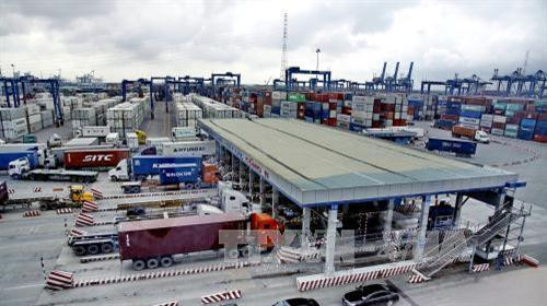 Hoạt động vận chuyển hàng hóa tại Tân Cảng Sài Gòn. Ảnh: Thế Anh-TTXVN Hoạt động vận chuyển hàng hóa tại Tân Cảng Sài Gòn. Ảnh: Thế Anh-TTXVN