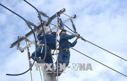 Công nhân ngành điện cải tạo, sửa chữa lưới điện trung thế. Ảnh: Thanh Vũ - TTXVN Công nhân ngành điện cải tạo, sửa chữa lưới điện trung thế. Ảnh: Thanh Vũ - TTXVN