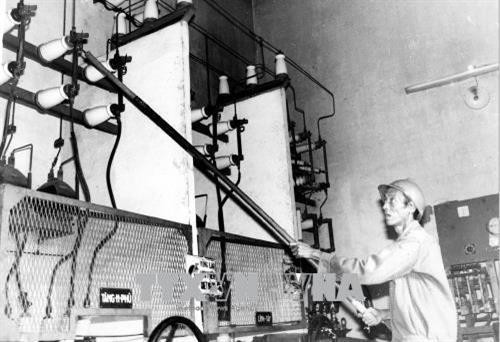 Công nhân dùng sào cách điện thực hiện thao tác đóng, cắt điện trong trạm biến điện trong những năm đầu mới giải phóng thống nhất đất nước. Ảnh Tư liệu - TTXVN phát Công nhân dùng sào cách điện thực hiện thao tác đóng, cắt điện trong trạm biến điện trong những năm đầu mới giải phóng thống nhất đất nước. Ảnh Tư liệu - TTXVN phát