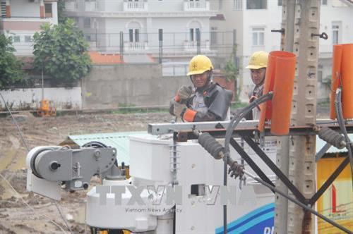 Thi công trên đường dây đang mang điện (live-line working) để giảm thiểu thời gian gián đoạn cung cấp điện. Ảnh: Thanh Vũ – TTXVN Thi công trên đường dây đang mang điện (live-line working) để giảm thiểu thời gian gián đoạn cung cấp điện. Ảnh: Thanh Vũ – TTXVN