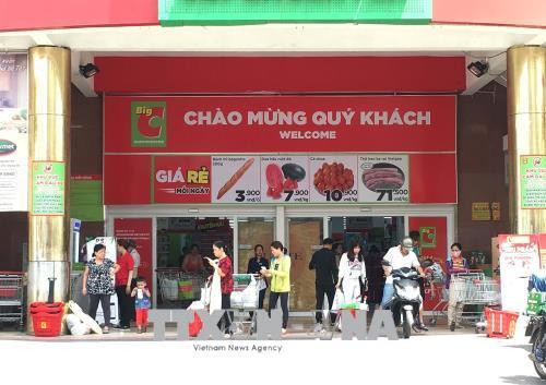 Người tiêu dùng mua sắm tại siêu thị Big C. Ảnh: Thanh Vũ-TTXVN Người tiêu dùng mua sắm tại siêu thị Big C. Ảnh: Thanh Vũ-TTXVN