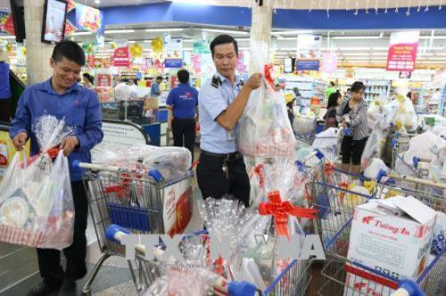 Hỗ trợ người tiêu dùng mua sắm tại hệ thống Co.op mart (Saigon Co.op). Ảnh: Thanh Vũ-TTXVN Hỗ trợ người tiêu dùng mua sắm tại hệ thống Co.op mart (Saigon Co.op). Ảnh: Thanh Vũ-TTXVN