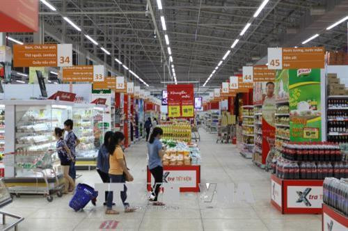 Người tiêu dùng mua sắm tại đại siêu thị Co.op Extra. Ảnh: Thanh Vũ-TTXVN Người tiêu dùng mua sắm tại đại siêu thị Co.op Extra. Ảnh: Thanh Vũ-TTXVN