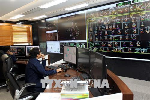 Trung tâm điều khiển lưới điện từ xa với nhiệm vụ theo dõi, giám sát tình hình cung cấp điện, điều khiển tự động trên toàn lưới điện của thành phố. Ảnh: Thanh Vũ – TTXVN Trung tâm điều khiển lưới điện từ xa với nhiệm vụ theo dõi, giám sát tình hình cung cấp điện, điều khiển tự động trên toàn lưới điện của thành phố. Ảnh: Thanh Vũ – TTXVN