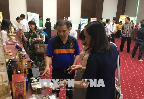 Ông Khương Văn Thuấn giới thiệu sản phẩm của Công ty TNHH Công nghệ sinh học TVT, tại một Hội nghị về Nông nghiệp Công nghệ cao tháng 9/2017. Ảnh: Tiến Lực – TTXVN Ông Khương Văn Thuấn giới thiệu sản phẩm của Công ty TNHH Công nghệ sinh học TVT, tại một Hội nghị về Nông nghiệp Công nghệ cao tháng 9/2017. Ảnh: Tiến Lực – TTXVN