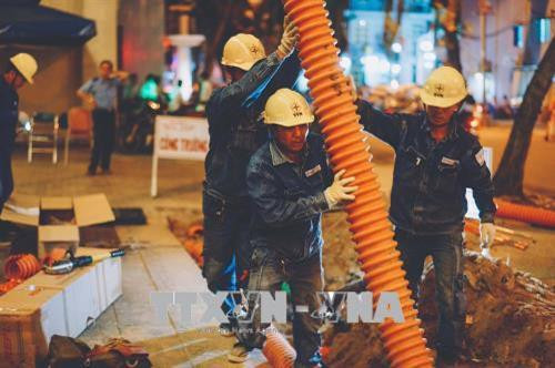 Công nhân Công ty Điện lực Sài Gòn thi công ngầm hóa lưới điện thành phố. Ảnh: Thanh Vũ – TTXVN Công nhân Công ty Điện lực Sài Gòn thi công ngầm hóa lưới điện thành phố. Ảnh: Thanh Vũ – TTXVN