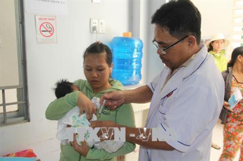 Người dân đến khám, chữa bệnh tại trạm y tế xã biên giới Mỹ Quý Tây (Đức Huệ, Long An). Ảnh: Bùi Giang-TTXVN