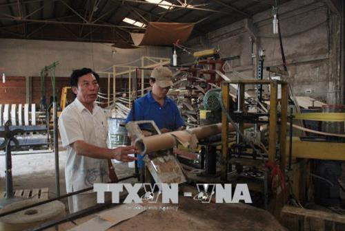 Ông Huỳnh Văn Duyên (trái) luôn quan tâm đến công nhân, những người phần lớn là các cựu chiến binh. Ảnh: Xuân Khu – TTXVN Ông Huỳnh Văn Duyên (trái) luôn quan tâm đến công nhân, những người phần lớn là các cựu chiến binh. Ảnh: Xuân Khu – TTXVN