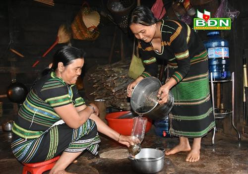 Người M'nông lọc nước tro chuối sau khi đốt để chế biến món ăn Người M'nông lọc nước tro chuối sau khi đốt để chế biến món ăn