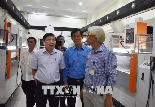 Ông Nguyễn Thành Phong, Chủ tịch UBND Thành phố Hồ Chí Minh cùng đoàn lãnh đạo các sở ngành thăm Công ty Khuôn mẫu Lập Phúc, quận 7. Ảnh: Mỹ Phương – TTXVN Ông Nguyễn Thành Phong, Chủ tịch UBND Thành phố Hồ Chí Minh cùng đoàn lãnh đạo các sở ngành thăm Công ty Khuôn mẫu Lập Phúc, quận 7. Ảnh: Mỹ Phương – TTXVN