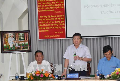 Ông Nguyễn Thành Phong, Chủ tịch UBND Thành phố Hồ Chí Minh chủ trì buổi làm việc với doanh nghiệp ngành Cơ khí – Điện Thành phố Hồ Chí Minh. Ảnh: Mỹ Phương – TTXVN Ông Nguyễn Thành Phong, Chủ tịch UBND Thành phố Hồ Chí Minh chủ trì buổi làm việc với doanh nghiệp ngành Cơ khí – Điện Thành phố Hồ Chí Minh. Ảnh: Mỹ Phương – TTXVN