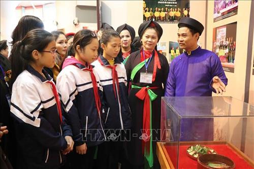 Các em học sinh nghe liền anh, liền chị giới thiệu về Dân ca Quan họ tại buổi trưng bày. Ảnh: Diệp Trương - TTXVN Các em học sinh nghe liền anh, liền chị giới thiệu về Dân ca Quan họ tại buổi trưng bày. Ảnh: Diệp Trương - TTXVN