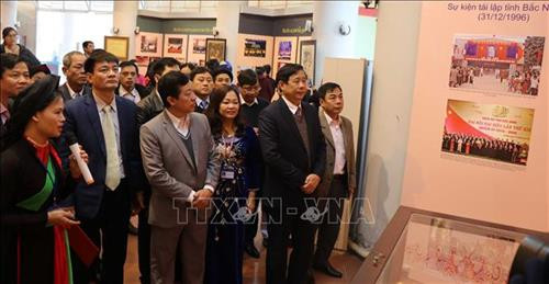 Khách thăm quan nghe giới thiệu về Dân ca Quan họ tại buổi trưng bày. Ảnh: Diệp Trương - TTXVN Khách thăm quan nghe giới thiệu về Dân ca Quan họ tại buổi trưng bày. Ảnh: Diệp Trương - TTXVN