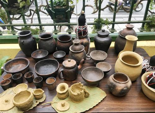 Sản phẩm gốm của người Bana tại triển lãm ở Hà Nội. Ảnh Hà Linh