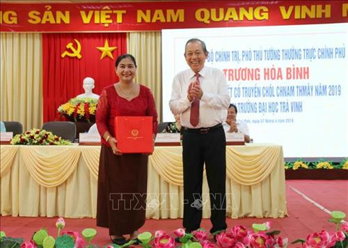 Phó Thủ tướng thường trực Trương Hòa Bình tặng quà cho các thầy cô giáo Khoa Ngôn ngữ - Văn hóa – Nghệ thuật Khmer Nam bộ của Trường Đại học Trà Vinh. Ảnh: Phúc Sơn - TTXVN Phó Thủ tướng thường trực Trương Hòa Bình tặng quà cho các thầy cô giáo Khoa Ngôn ngữ - Văn hóa – Nghệ thuật Khmer Nam bộ của Trường Đại học Trà Vinh. Ảnh: Phúc Sơn - TTXVN