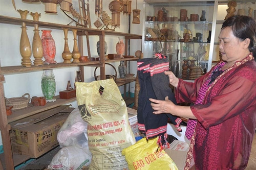 Chị Đào giới thiệu những sản phẩm trước đây của hợp tác xã. Ảnh: N.D