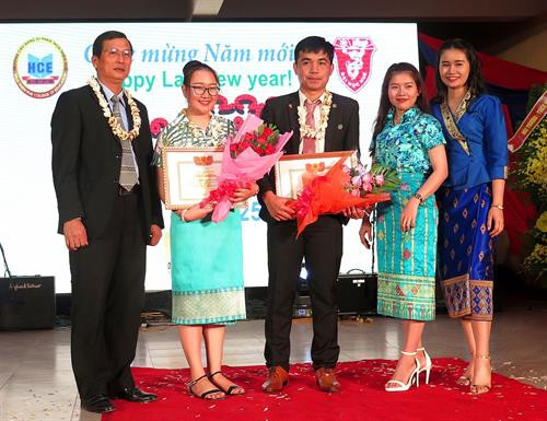 Đại học Huế đã trao giấy khen cho các bạn lưu học sinh Lào có thành tích cao trong học tập và rèn luyện. Ảnh: Tường Vi - TTXVN Lễ té nước trong ngày Tết Bunpimay. Ảnh: Tường Vi - TTXVN Buộc chỉ cổ tay chúc nhau an khang, thịnh vượng, sức khỏe và may mắn. Ảnh: Tường Vi - TTXVN Buộc chỉ cổ tay chúc nhau an khang, thịnh vượng, sức khỏe và may mắn. Ảnh: Tường Vi - TTXVN Lễ cầu may được tiến hành trang trọng và ấm cúng. Ảnh: Tường Vi - TTXVN Đại học Huế đã trao giấy khen cho các bạn lưu học sinh Lào có thành tích cao trong học tập và rèn luyện. Ảnh: Tường Vi - TTXVN Lễ té nước trong ngày Tết Bunpimay. Ảnh: Tường Vi - TTXVN Buộc chỉ cổ tay chúc nhau an khang, thịnh vượng, sức khỏe và may mắn. Ảnh: Tường Vi - TTXVN Buộc chỉ cổ tay chúc nhau an khang, thịnh vượng, sức khỏe và may mắn. Ảnh: Tường Vi - TTXVN Lễ cầu may được tiến hành trang trọng và ấm cúng. Ảnh: Tường Vi - TTXVN