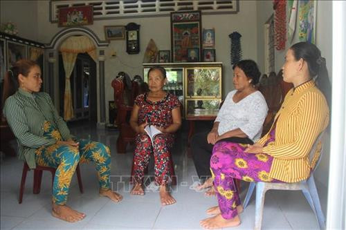 Chị Châu Thị Sa Ly luôn sâu sát với cơ sở để lắng nghe tâm tư, nguyện vọng của chị em trong phum, sóc. Ảnh: Chanh Đa - TTXVN Chị Châu Thị Sa Ly luôn sâu sát với cơ sở để lắng nghe tâm tư, nguyện vọng của chị em trong phum, sóc. Ảnh: Chanh Đa - TTXVN