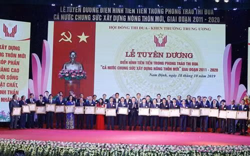 Ủy viên Bộ Chính trị, Thường trực Ban Bí thư Trần Quốc Vượng trao tặng Huân chương Lao động hạng Ba của Chủ tịch nước cho các tỉnh, thành phố. Ủy viên Bộ Chính trị, Phó Thủ tướng Vương Đình Huệ trao tặng Bằng khen của Thủ tướng Chính phủ cho các xã tiêu biểu. Ủy viên Bộ Chính trị, Bí thư Trung ương Đảng, Trưởng Ban Tuyên giáo Trung ương Võ Văn Thưởng trao tặng Huân chương Lao động hạng Ba của Chủ tịch nước cho các huyện, thị xã. Phó Chủ tịch nước Đặng Thị Ngọc Thịnh trao tặng Huân chương Lao động hạng Ba cho các huyện, thị xã. Các đại biểu tham dự buổi lễ.
