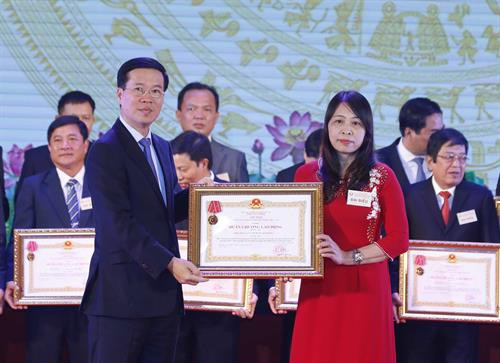 Ủy viên Bộ Chính trị, Thường trực Ban Bí thư Trần Quốc Vượng trao tặng Huân chương Lao động hạng Ba cho tỉnh Kiên Giang. Ủy viên Bộ Chính trị, Bí thư Trung ương Đảng, Trưởng Ban Tuyên giáo Trung ương Võ Văn Thưởng trao tặng Huân chương Lao động hạng Ba của Chủ tịch nước cho huyện Kim Bảng, tỉnh Hà Nam. Phó Chủ tịch nước Đặng Thị Ngọc Thịnh trao tặng Huân chương Lao động hạng Ba của Chủ tịch nước cho thành phố Hoà Bình, tỉnh Hoà Bình.