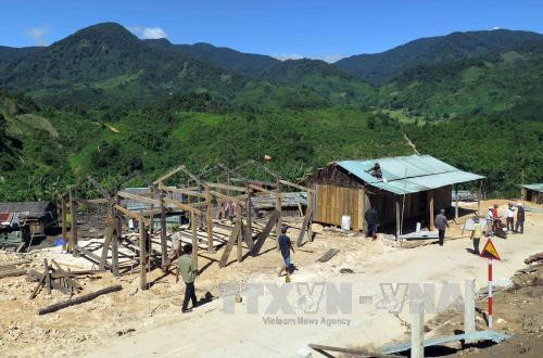 Anh Hồ Văn Trang ở thôn 5, xã Trà Nam, huyện Nam Trà My di chuyển nhà từ vùng núi cao về vị trí mới có đường giao thông đi lại thuận lợi. Anh Hồ Văn Trang ở thôn 5, xã Trà Nam, huyện Nam Trà My di chuyển nhà từ vùng núi cao về vị trí mới có đường giao thông đi lại thuận lợi.