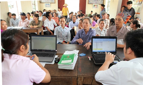 Hộ nghèo, gia đình chính sách làm thủ tục vay vốn tại điểm giao dịch xã Hoằng Tiến, huyện Hoằng Hóa Hộ nghèo, gia đình chính sách làm thủ tục vay vốn tại điểm giao dịch xã Hoằng Tiến, huyện Hoằng Hóa